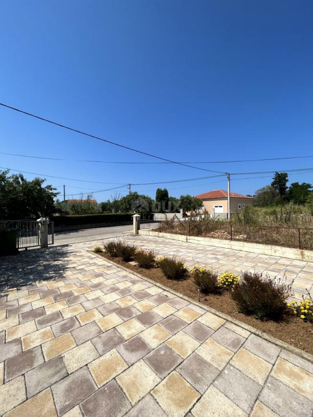 ZADAR, PRIVLAKA - A beautiful house with a large garden and an olive grove