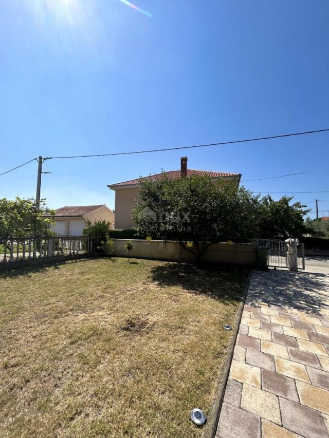 ZADAR, PRIVLAKA - A beautiful house with a large garden and an olive grove