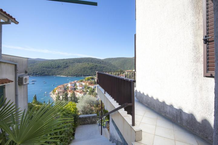 Istra, Rabac - dvojna kuća s tri stana i garažom s prekrasnim pogledom na more, NKP 154, 93 m2