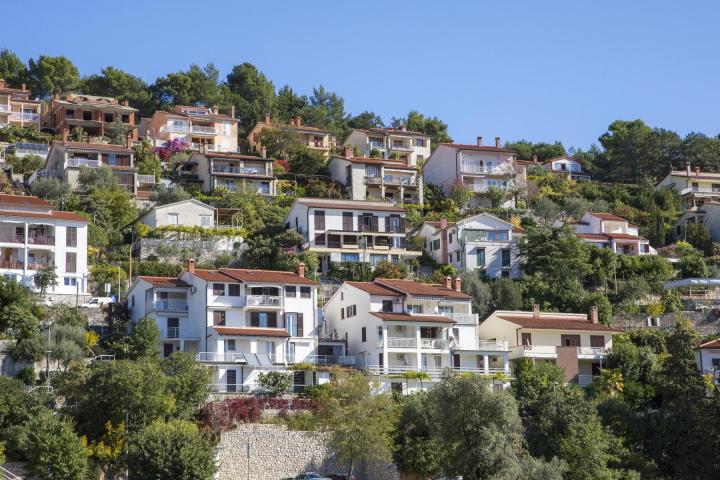 Istra, Rabac - dvojna kuća s tri stana i garažom s prekrasnim pogledom na more, NKP 154, 93 m2