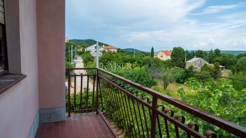 Nerezine, otok Lošinj - kuća na mirnoj lokaciji, 250m od plaže