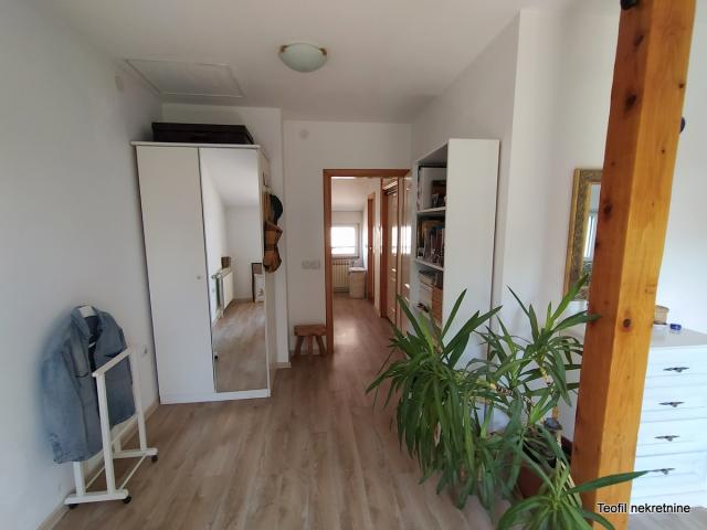 ZEMUN ZEMUN - KALVARIJA 280m2 , 329000e