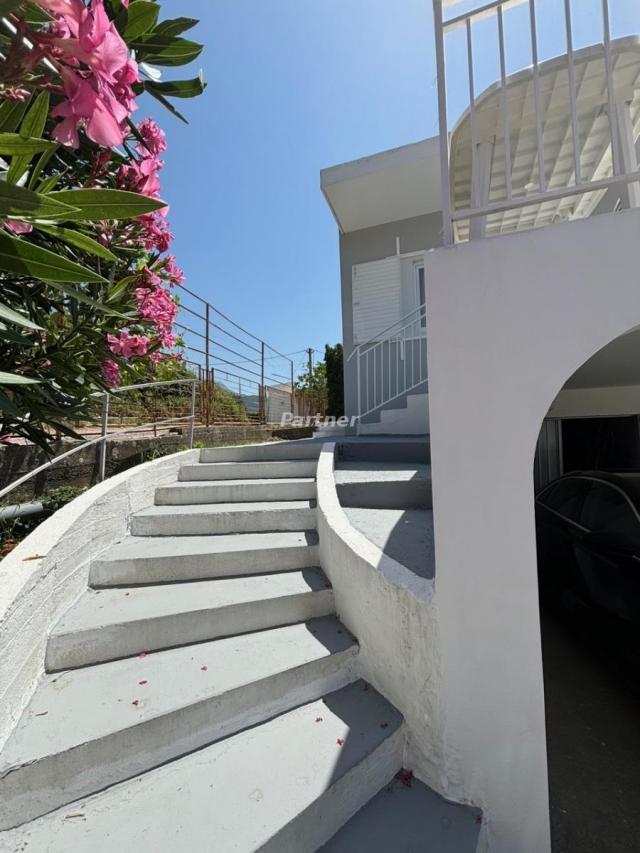 Haus in Susanj mit Blick auf das Meer