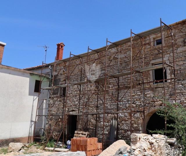 Opportunity! Stone house for adaptation in the vicinity of Buje!