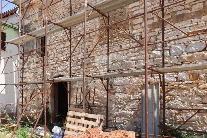 Opportunity! Stone house for adaptation in the vicinity of Buje!