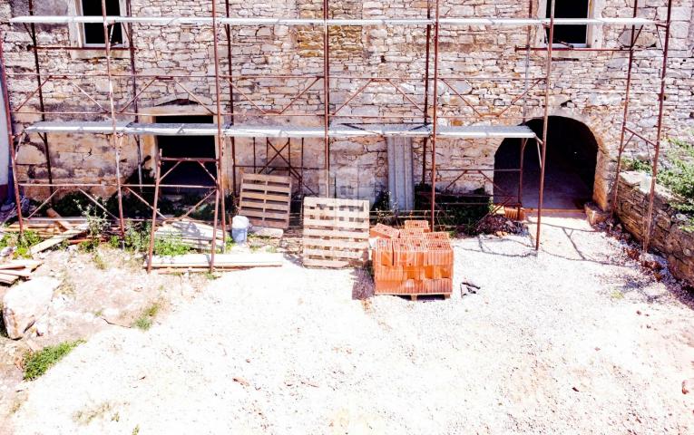 Opportunity! Stone house for adaptation in the vicinity of Buje!