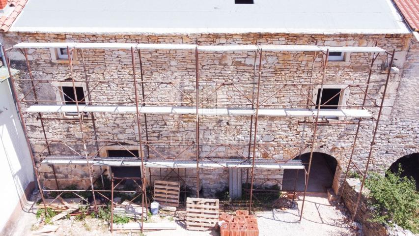 Opportunity! Stone house for adaptation in the vicinity of Buje!