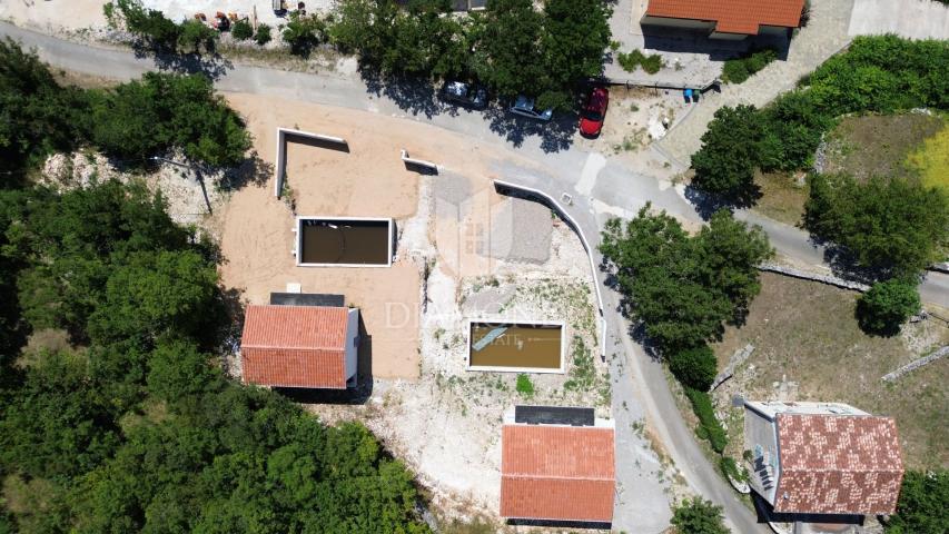 Labin, okolica, kamena kuća s pogledom na more