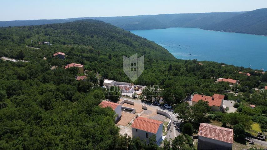 Labin, okolica, kamena kuća s pogledom na more