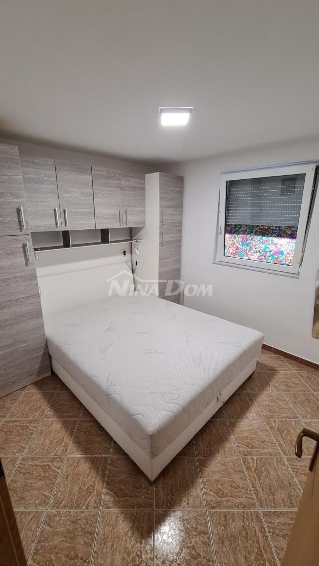 Apartman u prizemlju 100 metara do mora. 