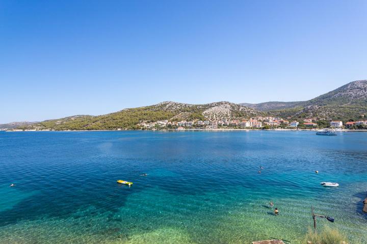 Trogir, Seget Vranjica prekrasna kuća prvi red do mora