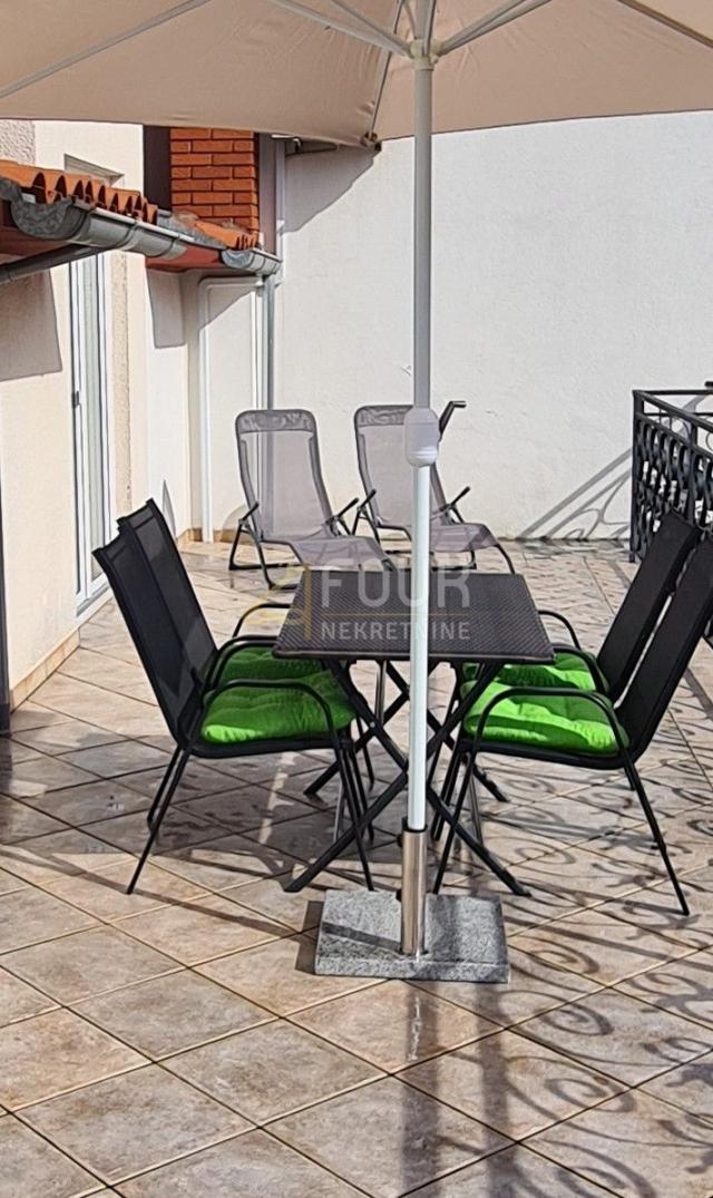 Ista, Rovinj, etaža s dva stana, 122m2, terasa i balkon