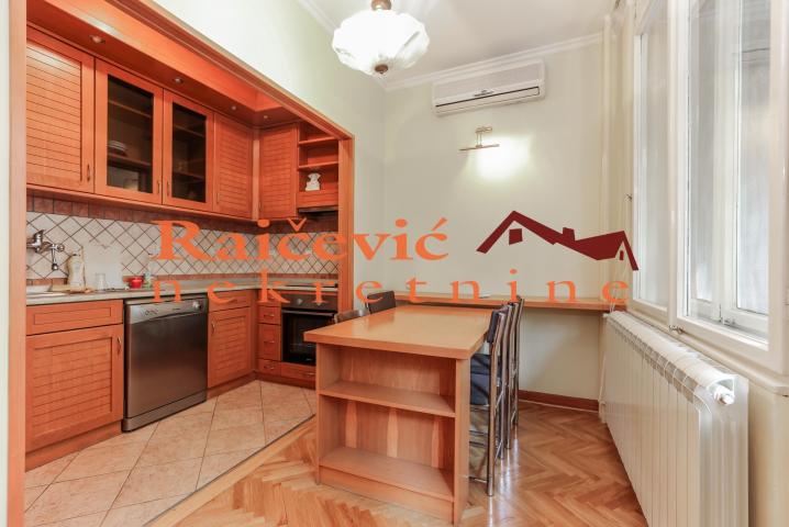 STARI GRAD CENTAR 69m2 , L , 850e