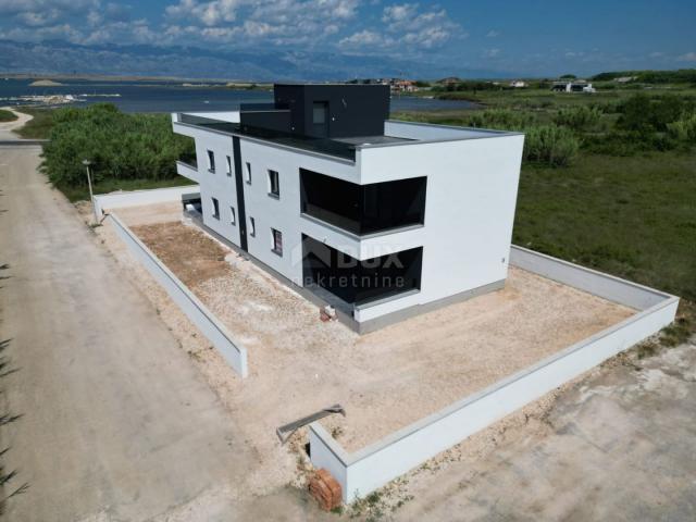 ZADAR, PRIVLAKA - Novogradnja! Vrhunski penthouse samo 140 metara od plaže s neodoljivim pogledom na