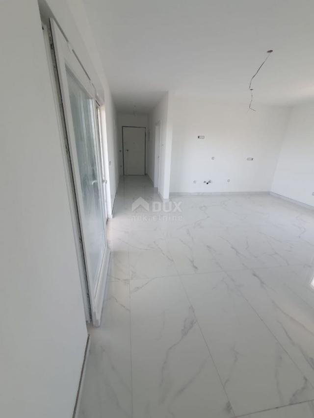 ZADAR, PRIVLAKA - Novogradnja! Vrhunski penthouse samo 140 metara od plaže s neodoljivim pogledom na