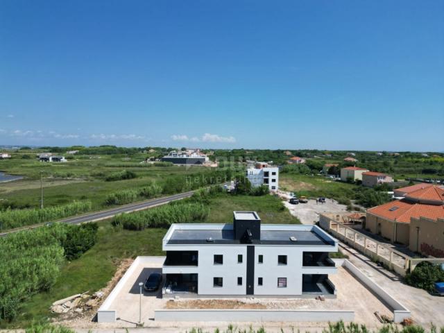 ZADAR, PRIVLAKA - Novogradnja! Vrhunski penthouse samo 140 metara od plaže s neodoljivim pogledom na