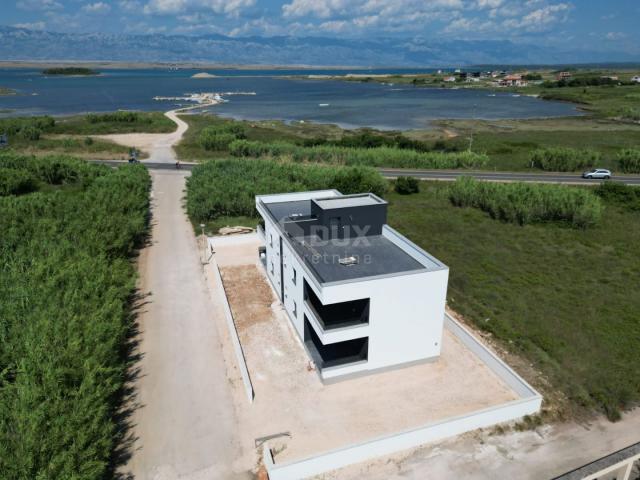 ZADAR, PRIVLAKA - Novogradnja! Vrhunski penthouse samo 140 metara od plaže s neodoljivim pogledom na