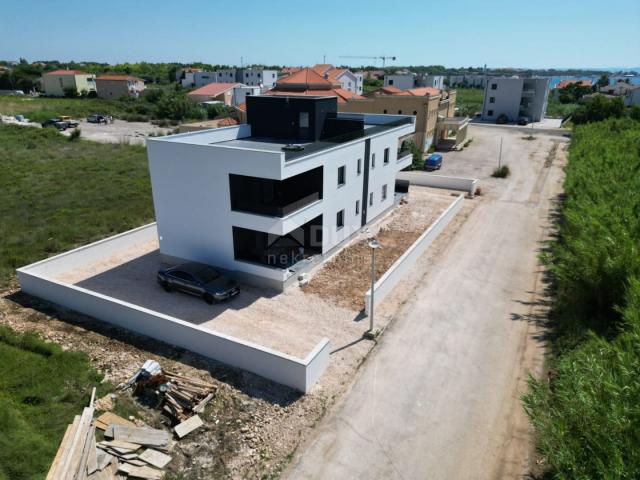 ZADAR, PRIVLAKA - Novogradnja! Vrhunski penthouse samo 140 metara od plaže s neodoljivim pogledom na