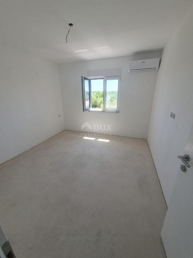 ZADAR, PRIVLAKA - Novogradnja! Vrhunski penthouse samo 140 metara od plaže s neodoljivim pogledom na