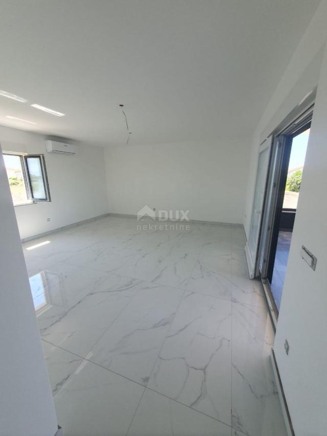 ZADAR, PRIVLAKA - Novogradnja! Vrhunski penthouse samo 140 metara od plaže s neodoljivim pogledom na