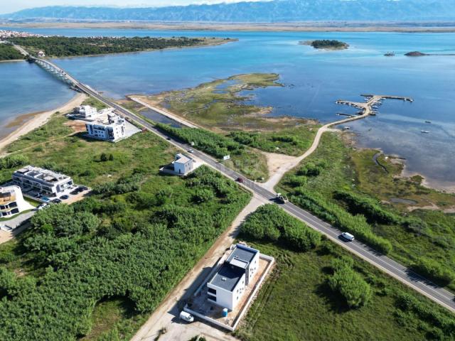 ZADAR, PRIVLAKA - Novogradnja! Vrhunski penthouse samo 140 metara od plaže s neodoljivim pogledom na