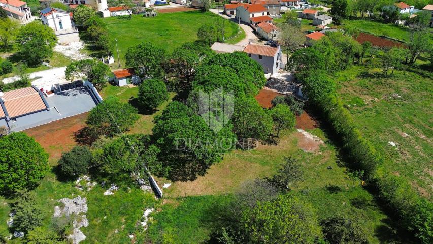 Barban, Südistrien, Grundstück mit einem Wohnhaus und 3 Nebengebäuden