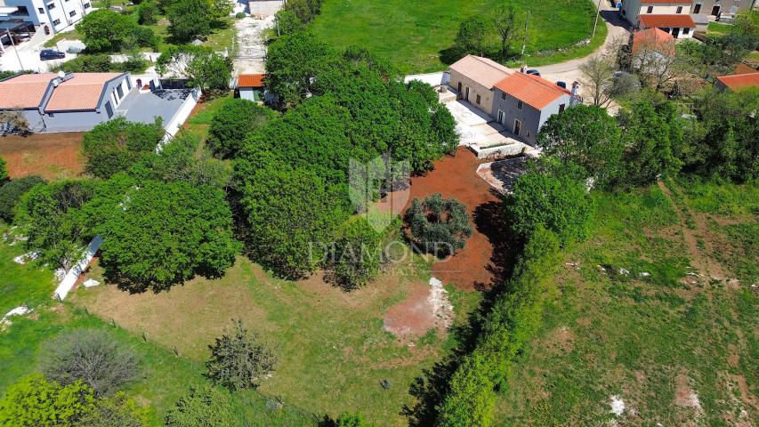 Barban, Südistrien, Grundstück mit einem Wohnhaus und 3 Nebengebäuden