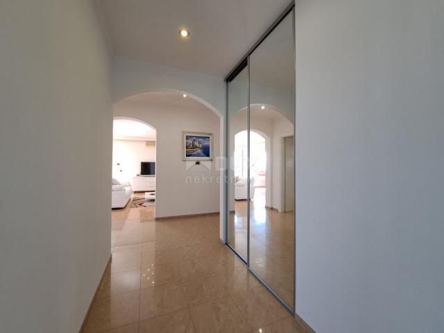 OPATIJA, IČIĆI – Penthouse mit Panoramablick und Innenhofgebäude