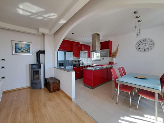 OPATIJA, IČIĆI – Penthouse mit Panoramablick und Innenhofgebäude