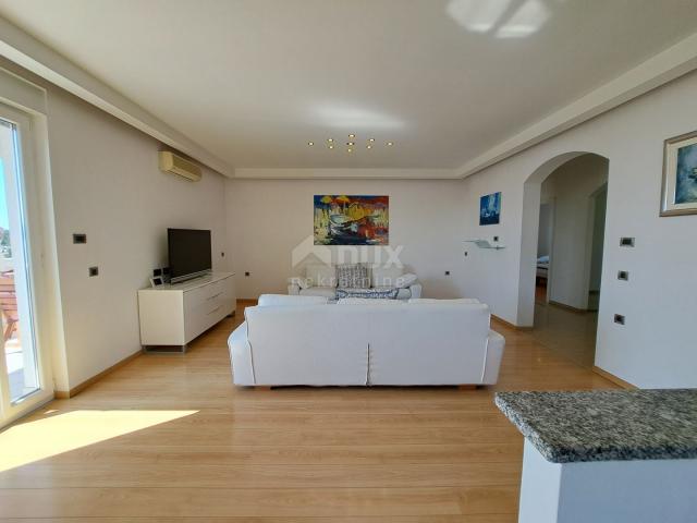 OPATIJA, IČIĆI – Penthouse mit Panoramablick und Innenhofgebäude