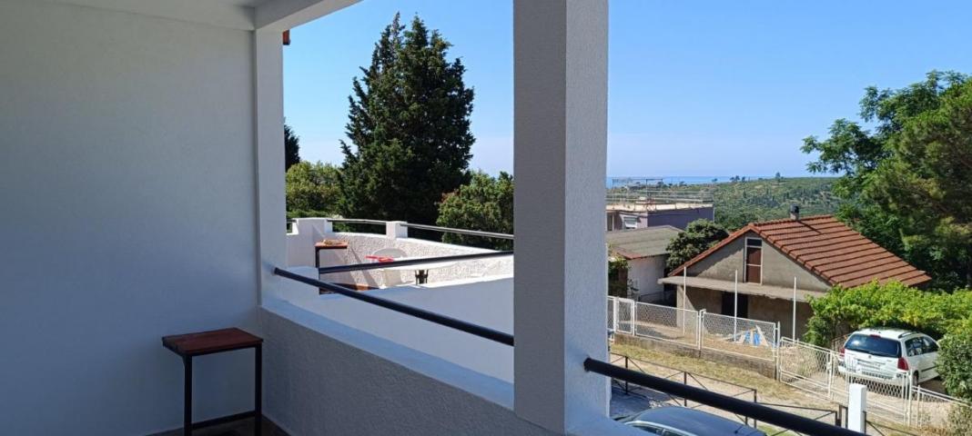 Spacious 4-Bedroom House with Rooftop Terrace in Sutomore