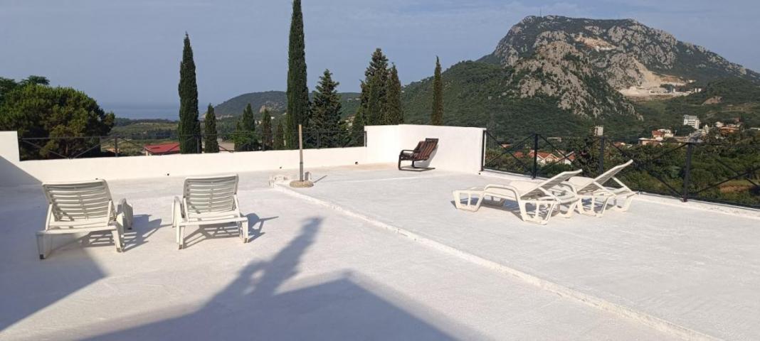 Spacious 4-Bedroom House with Rooftop Terrace in Sutomore