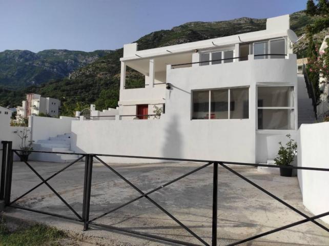 Spacious 4-Bedroom House with Rooftop Terrace in Sutomore