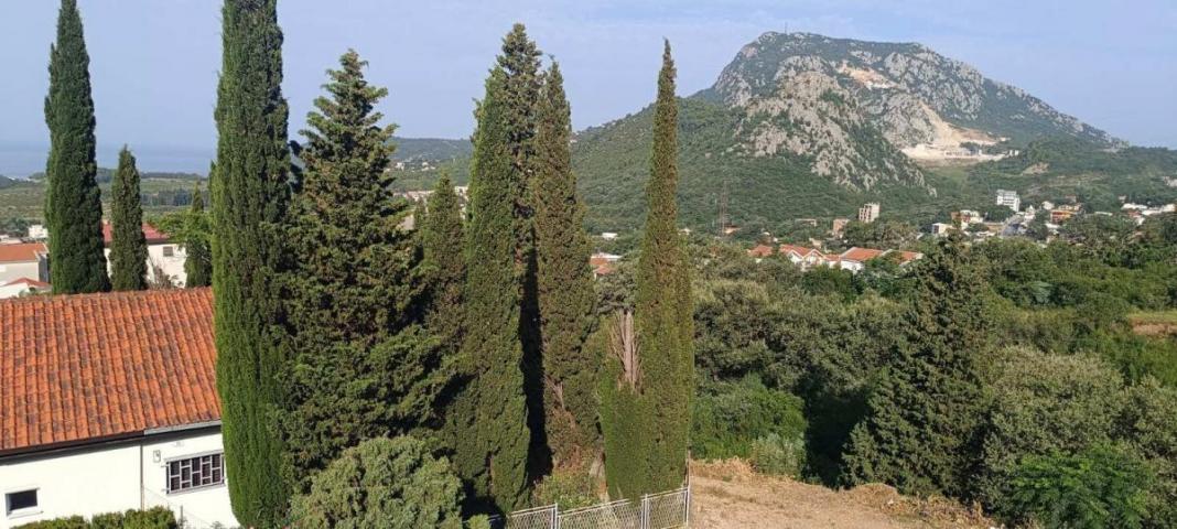 Spacious 4-Bedroom House with Rooftop Terrace in Sutomore