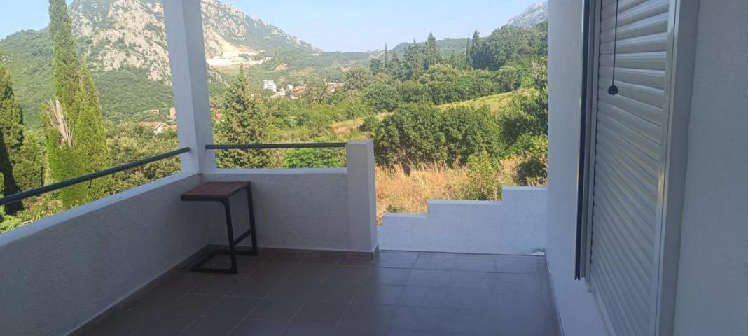 Spacious 4-Bedroom House with Rooftop Terrace in Sutomore