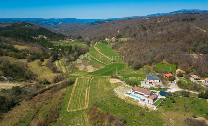 Prekrasna moderna kuća s bazenom u okolici Huma, Istra