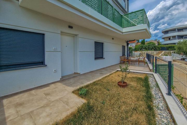 Novigrad, stan s vrtom 500 m od mora, parking, S3