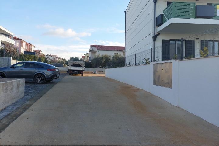 Novigrad, stan s vrtom 500 m od mora, parking, S3