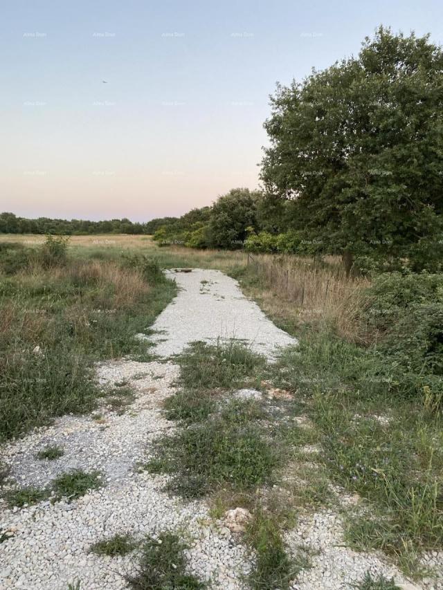 Građevinsko zemljište Prodaje se građevinska parcela, 634 m2,  u  Medulinu