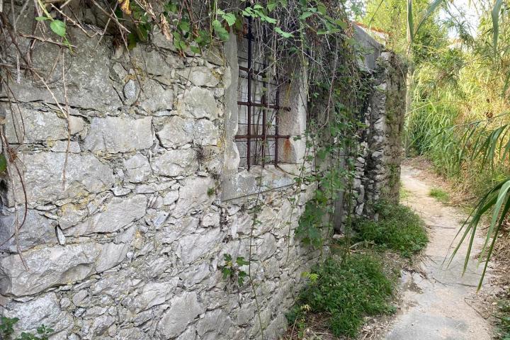 Mali Lošinj, Susak, nedovršena kamena kuća