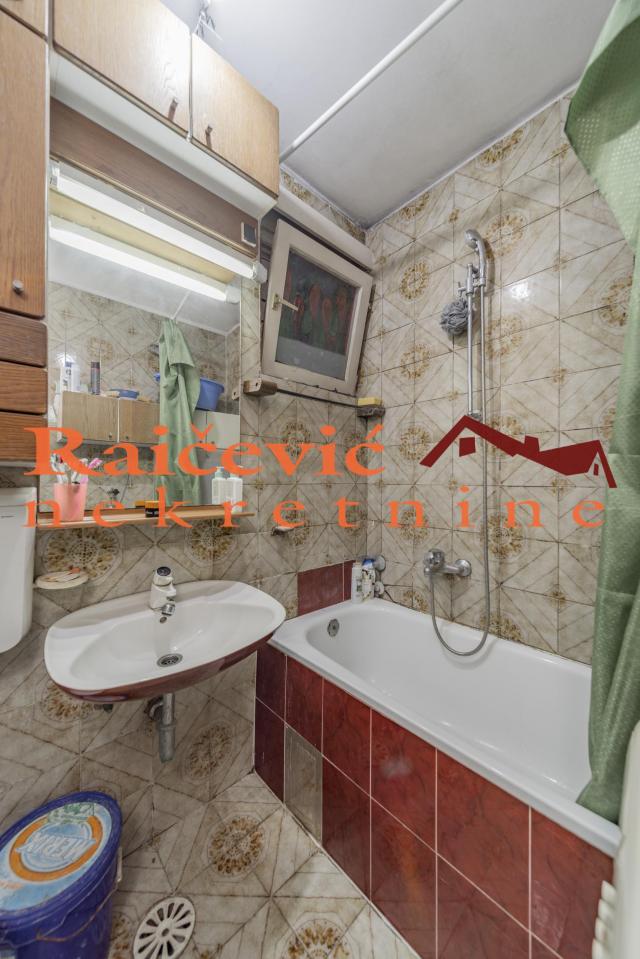 VOZDOVAC BANJICA 85m2 , T , 173000e