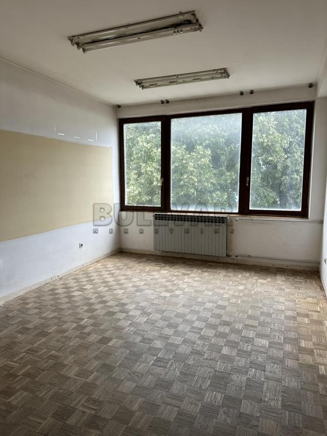 Izdaje se poslovna zgrada u Prokuplju, 1240m2!