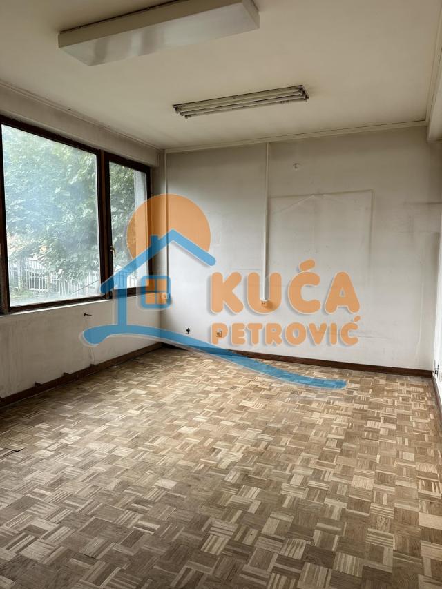 Izdaje se poslovna zgrada u Prokuplju, 1240m2!