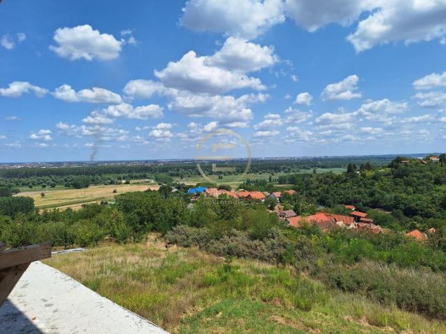 Novoizgrađena Kuća Sa Nesvakidašnjim Pogledom na Novi Sad