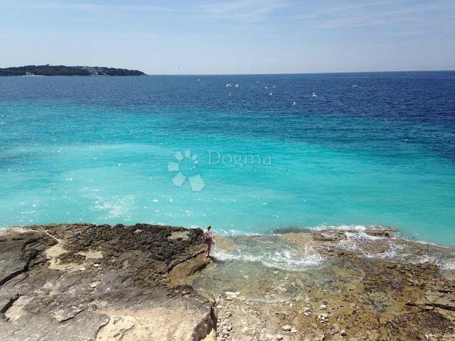 Stan na top lokaciji 200 m od plaže Valkane s velikom terasom i okućnicom!