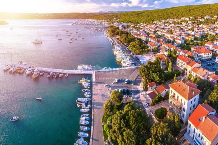 OTOK KRK, PUNAT - Renovirana kuća prvi red do mora