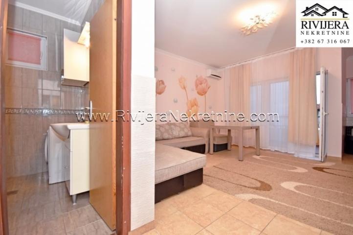 Studio apartment with sea view in Bijela