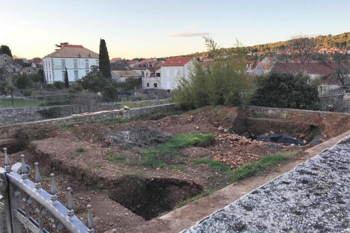 Hvar, Stari Grad, građevinsko zemljište s projektom ( pravomoćna dozvola )