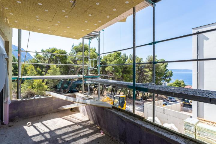 Makarska, moderan stan s terasom  NKP 72, 43 m2