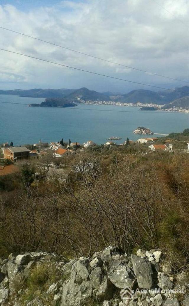 Plac od 2. 810 m2 sa panoramskim pogledom u blizini ostrva Sveti Stefan